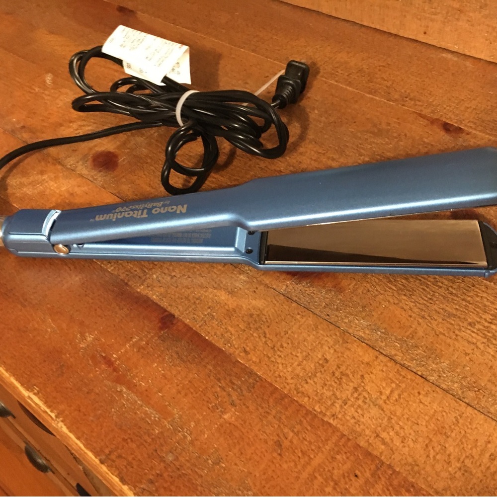 Babyliss Pro Nano Titanium 1.5” Flat Iron. Never used.